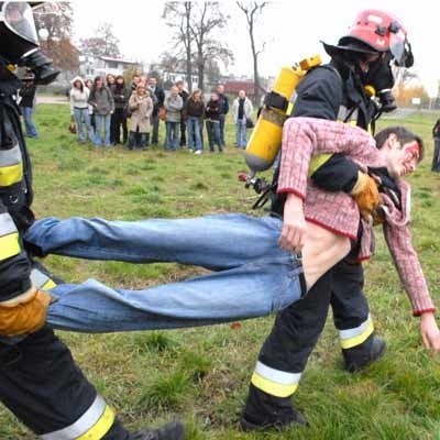 Rannymi (na zdjęciu Paweł Wita z "urazem czaszki&#8221;), których zawodowi strażacy wynieśli z czerwonego gmachu, od razu na trawniku zajmowali się studenci i licealiści z nieetatowej drużyny ratownictwa medycznego