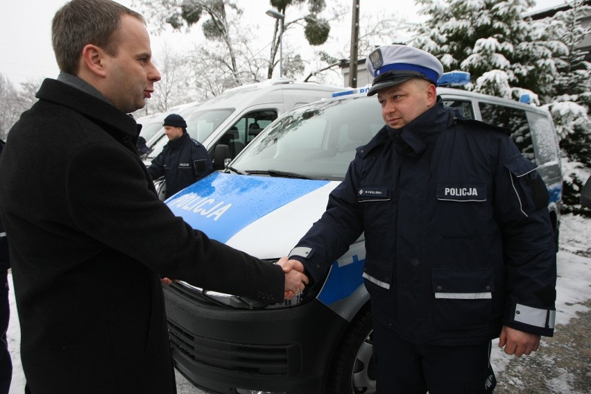 Flota dolnośląskiej policji powiększyła się o 37 samochodów.