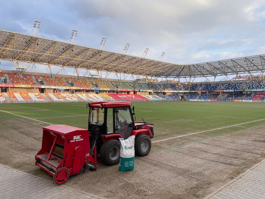 Bielsko-Biała naprawia murawę na stadionie Podbeskidzia. Zobaczcie zdjęcia