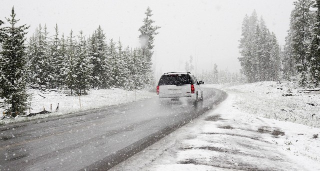 Obecne warunki pogodowe nie sprzyjają bezpiecznym podróżom samochodem.