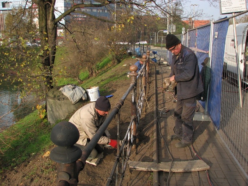 Wrocław: Balustrady przy fosie miejskiej do remontu (ZDJĘCIA)