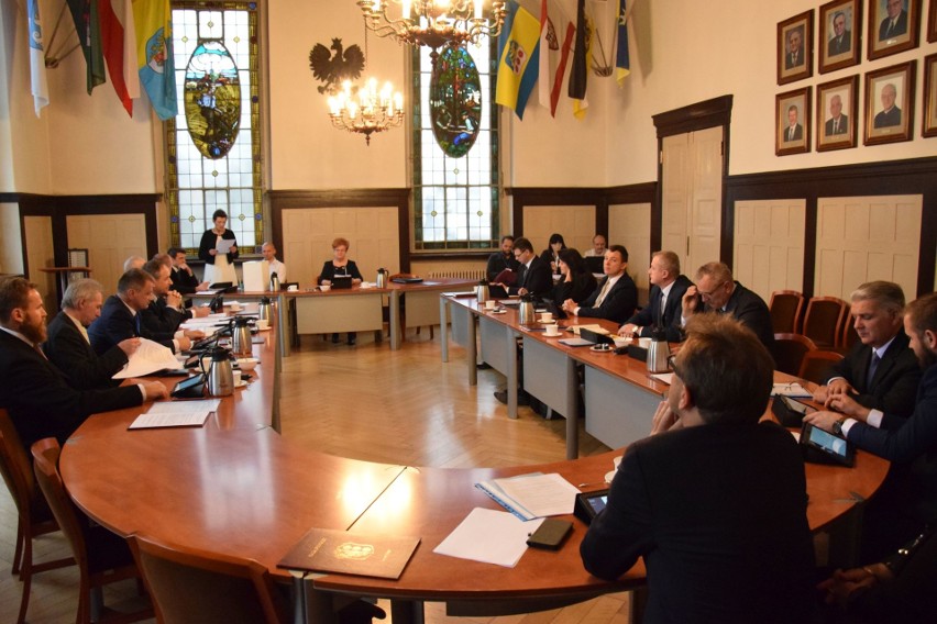 Pierwsza sesja rady powiatu oleskiego w Oleśnie.
