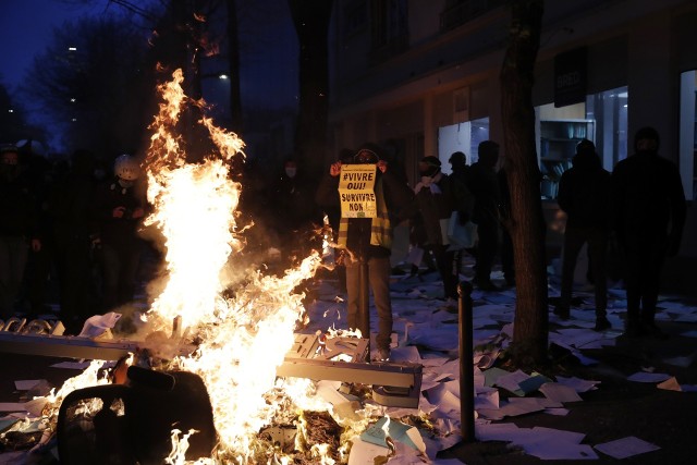 Paryż: Bomby dymne, ogień i bitwa z policją. Protest przeciwników zmian w prawie - za publikację wizerunku policjanta grozi 45 tys. euro