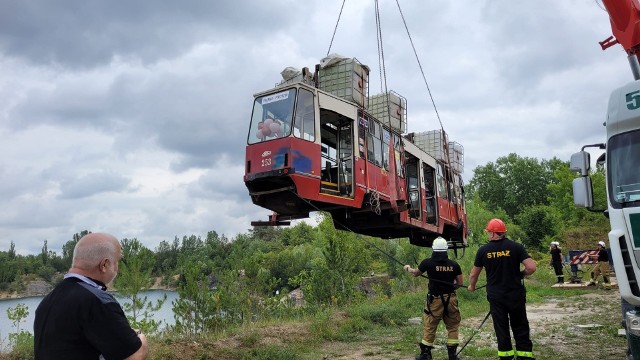 Tramwaj przez lata kursujący po Toruniu został we wtorek 26 lipca zatopiony w sztucznym zbiorniku wodnym w Piechcinie i będzie atrakcją dla nurków.