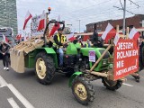 Wielki protest rolników na Pomorzu. Mają trumnę, zboże i darmowe jabłka. Przez Gdańsk przejeżdża m.in. czołg. Blokada na trasach S7 i S6