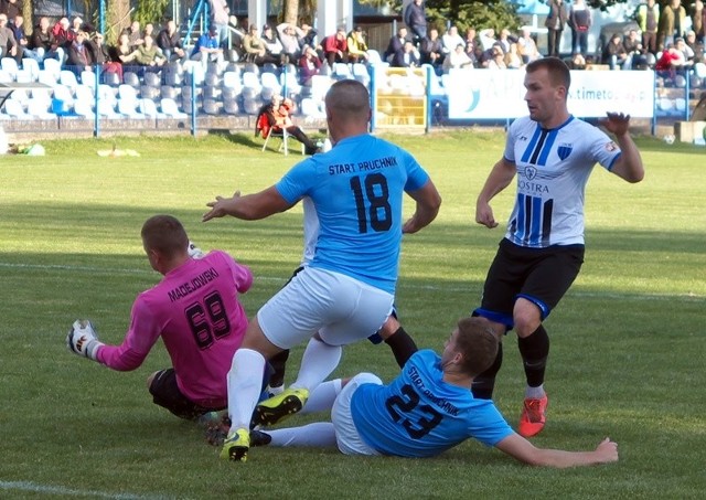 Start Pruchnik (niebieskie koszulki) przegrał z Sokołem Nisko.