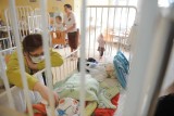 Coraz więcej dzieci w szpitalach w Częstochowie i Lublińcu. Wirus RSV rozkłada całe rodziny