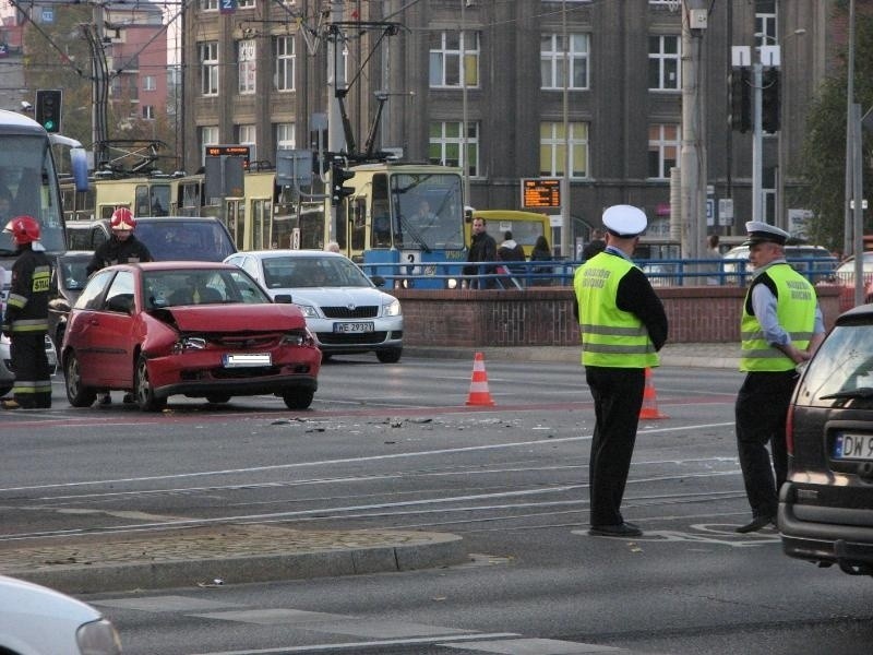 Wrocław: Wypadek na placu Jana Pawła II. Trzy auta blokowały ruch (ZDJĘCIA)