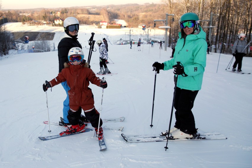 Stok narciarski w Rąblowie zapełnił się od amatorów białego szaleństwa. Narciarzy i snowboardzistów przyciągnęła zimowa aura