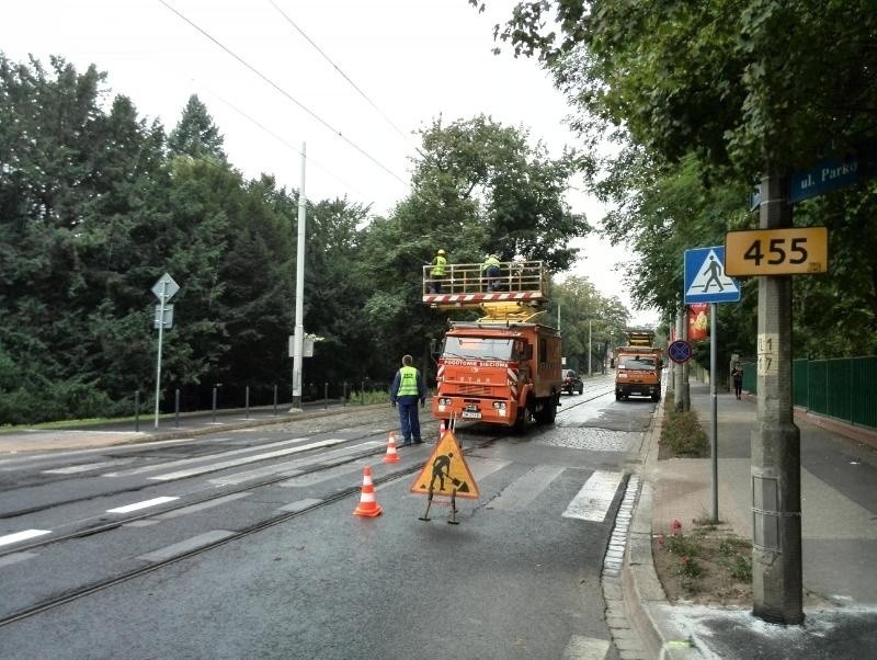 Wymieniali słup trakcyjny na Mickiewicza. Były utrudnienia w ruchu (ZDJĘCIA)