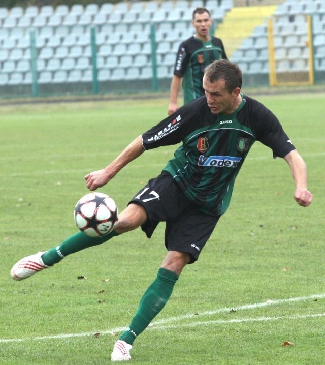 Wojciech Białek (z piłką, w tle Wojciech Fabianowski) zdobył jedynego gola dla Stali Stalowa Wola w przegranym spotkaniu z Pelikanem w Łowiczu.