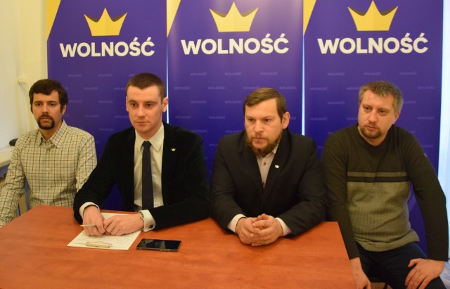 Działacze partii Wolność na piątkowej konferencji prasowej