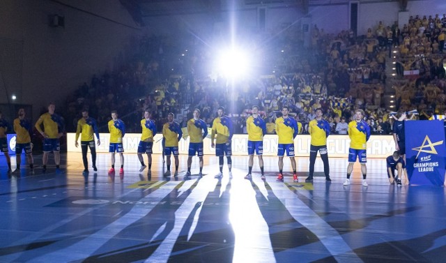 W meczu piątej kolejki fazy grupowej Ligi Mistrzów, piłkarze ręczni Łomża Vive Kielce odnieśli czwarte zwycięstwo, pokonując FC Porto 39:33. Jak zwykle oceniliśmy występy naszych zawodników skali 1-10, wystawiając większości wysokie noty - jest jedna 9, kilka 8,5 i 8. Zobaczcie oceny pod kolejnymi zdjęciami. >>>>>Zobacz kolejne zdjęcia. Przesuwaj zdjęcia w prawo - naciśnij strzałkę lub przycisk NASTĘPNE GDZIE SĄ CHŁOPCY Z TAMTYCH LAT, CZYLI CO DZIŚ ROBIĄ BYŁE GWIAZDY VIVE KIELCE [ZDJĘCIA] [B]POLECAMY RÓWNIEŻ:[/B][tabela][tr][td sz=300]IGOR KARACIĆ SIĘ ZARĘCZYŁ. ZOBACZ JEGO PIĘKNĄ WYBRANKĘ[/td][td sz=300]PIĘKNOŚĆ Z UKRAINY. ZOBACZ PARTNERKĘ ARTIOMA KARALIOKA[/td][/tr][td]BYŁY ZAWODNIK VIVE KIELCE JEST CZOŁOWYM POKERZYSTĄ ŚWIATA. WYGRYWA MILIONY DOLARÓW