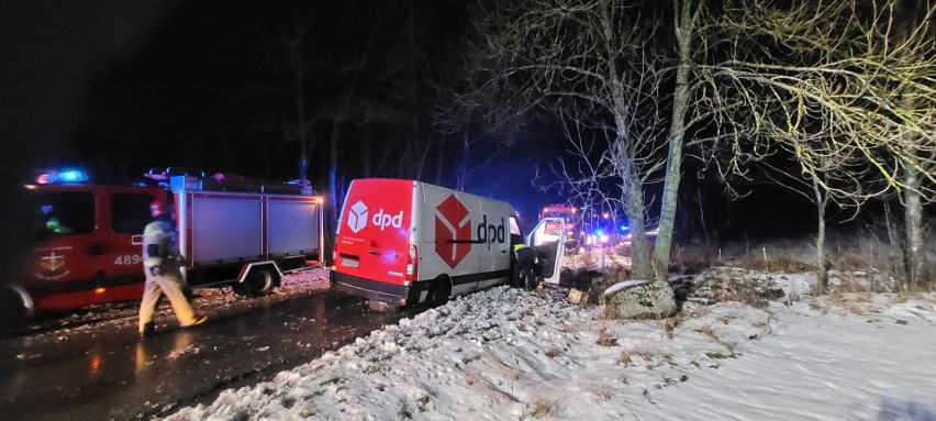 Wypadek w gminie Korycin. Kurier DPD uderzył busem w drzewo i nieprzytomny został zabrany do szpitala. Droga jest zablokowana