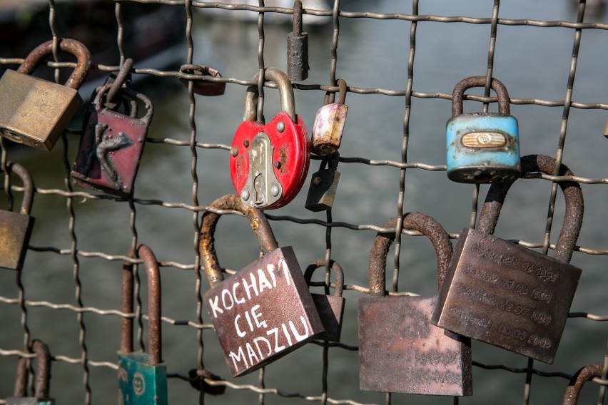 Kładka Bernatka - miłość zamknięta na kłódkę