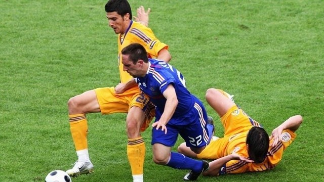 Franck Ribery bezskutecznie próbuje rozerwać rumuńską defensywę (powstrzymuje go Daniel Niculae)