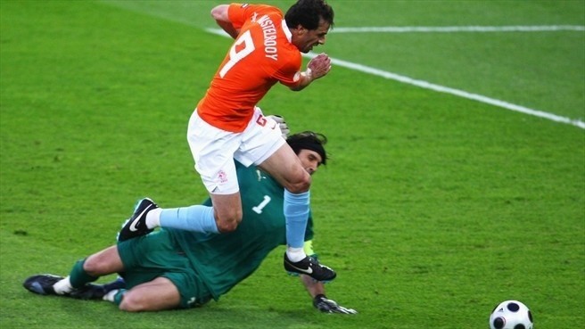 Ruud van Nistelrooy zdobywa pierwszego gola dla Holendrów w...