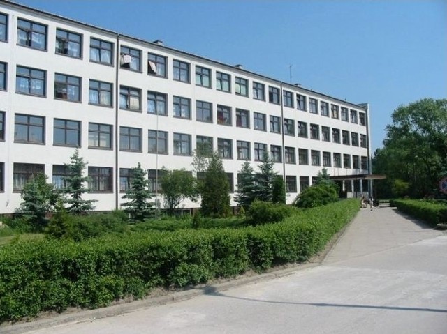 Największą szkołą w powiecie kozienickim jest Zespół Szkół numer 1.