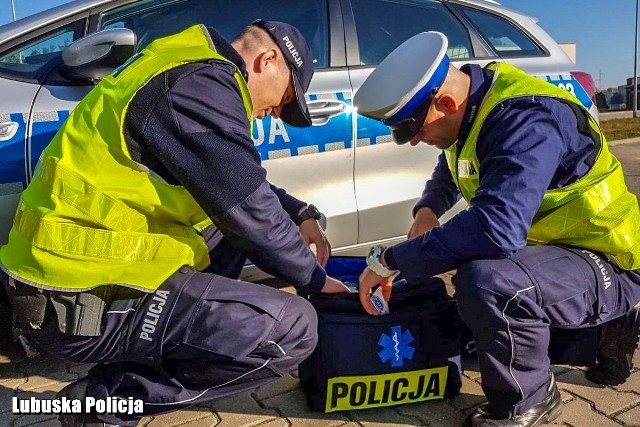 Policjanci w trakcie patrolu Nowego Miasteczka zauważyli kobietę, która leżała przy przejściu dla pieszych. Poszkodowana przewróciła się i nie miała siły się podnieść.Do zdarzenia doszło w środę, 10 października, ok. godz. 11.00. Policjanci z Nowej Soli podczas patrolu w Nowym Miasteczku przy przejściu dla pieszych zauważyli starszą kobietę, która próbowała się podnieść. - Poszkodowana miała spuchniętą kostkę i nie mogła wstać o własnych siłach. Policjanci udzielili kobiecie pierwszej pomocy. Okazało się, że mieszkanka Nowego Miasteczka jadąc rowerem, straciła równowagę i upadła na ziemię. Policjanci założyli poszkodowanej opaskę elastyczną oraz usztywnili jej nogę za pomocą specjalnej szyny. Funkcjonariusze na miejsce wezwali zespół pogotowania ratunkowego, który zabrał kobietę do szpitala - poinformował nadkom. Marcin Marudy, rzecznik prasowy Komendy Wojewódzkiej Policji w Gorzowie Wlkp.Na szczęście cała sytuacja zakończyła się szczęśliwie – 80-latka uzyskała fachową pomoc medyczną, a jej życiu już nic nie zagraża.Zobacz też: 53-latek z Trzciela ukrywał się przed policją. Sądy wysłały za nim 10 listów gończych