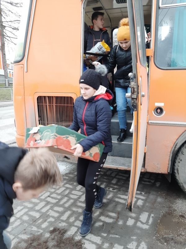 Uczniowie z gminy Czarnocin chętnie włączyli się do akcji...