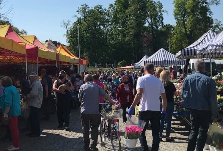 Targowisko w Lublińcu oblężone. Czy znów zostanie zamknięte?