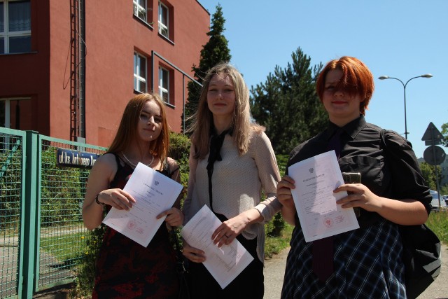 Uczniowie VIII Liceum Ogólnokształcącego w Zabrzu odebrali świadectwa.
