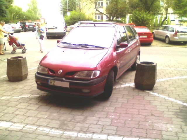 - Przesyłam zdjęcia bezczelnego typa parkującego swój bezcenny pojazd przy wyjściu z klatki na os. Pułaskiego. Dodam, że w tym miejscu na chodniku jest zakaz postoju ponieważ jest to droga pożarowa. Namalowano tu kopertę oraz zostały ustawione kosze na śmieci, aby tak nie parkować. Jednak brak kultury u przyjezdnych nie zna granic. Aby nie zapłacić kilka złotych za postój - taki typ zrobi wszystko. Na całym osiedlu jest strefa do parkowania tylko dla mieszkańców, jednak to nie odstrasza amatorów parkowania w taki sposób - pisze internauta,