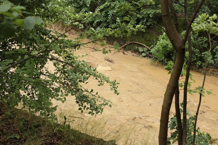 Awaria w Rozpędzinach 22.06.2020. Osunął się nasyp kolejowy. Droga Kwidzyn - Sadlinki nieprzejezdna. Wstrzymany ruch pociągów