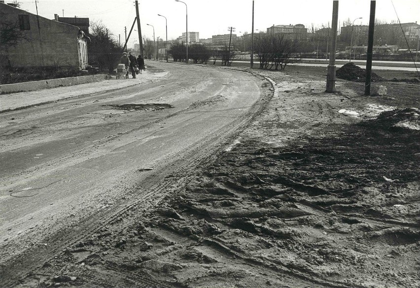 Ul. Janowska z lejami jak po bombie

Lublin, 1979r.