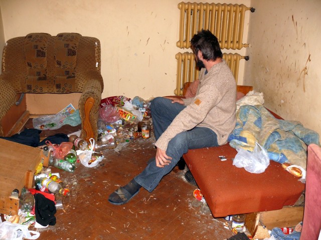 Krzysztof w swoim mieszkaniu.