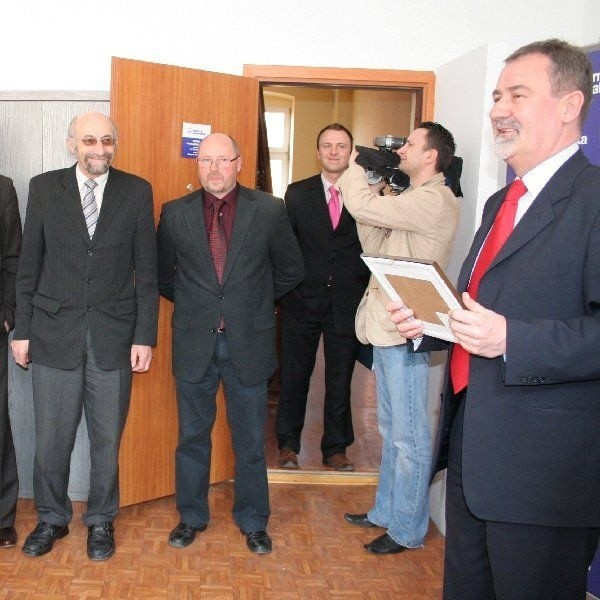 Senator Jan Wyrowiński (pierwszy z prawej)  powitał wszystkich w nowym biurze poselskim  Platformy Obywatelskiej przy ul. Grudziądzkiej  28 w Chełmnie