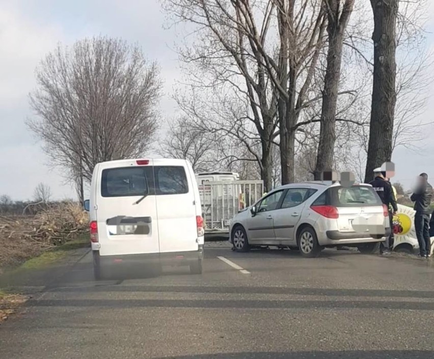 Wypadek pod Wrocławiem. Samochód w rowie (ZDJĘCIA)