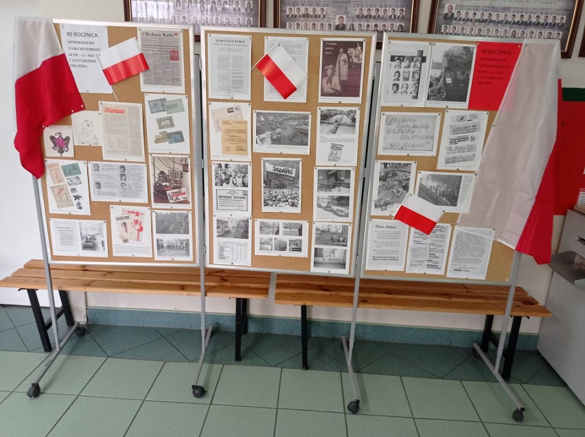 40 rocznica stanu wojennego w Polsce. Uczniowie szkoły w Pionkach uczcili pamięć ofiar komunistycznego reżimu