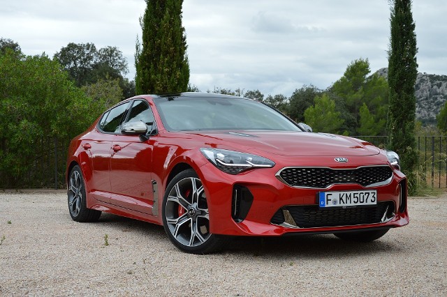 Kia Stinger Kia wprowadza na rynek zupełnie nowy model - Stinger. To pięciodrzwiowe sportowe auto, które nawiązuje do tradycji pojazdów typu gran turismo. Ceny rozpoczynają się od kwoty 145 tys. zł. W topowej wersji pod maską jest silnik V6 o mocy 370 KM.Fot. Wojciech Frelichowski