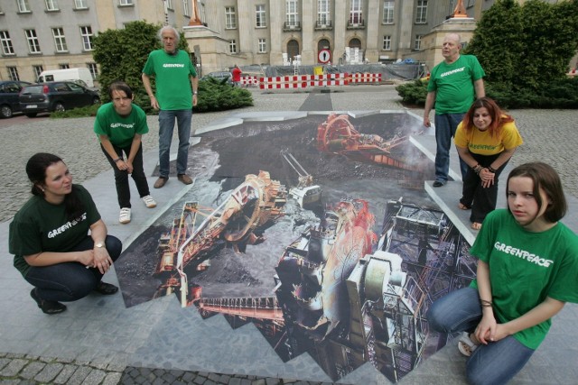 Wielka dziura w Katowicach! Greenpeace przeciwko kopalniom odkrywkowym