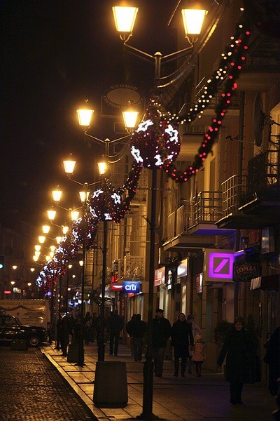 Główna ulica Białegostoku zyskała świąteczną iluminację.