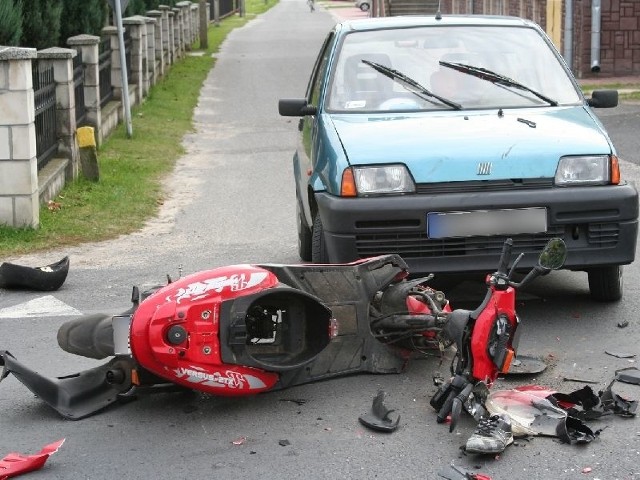 W wyniku wypadku skuter został kompletnie zniszczony.