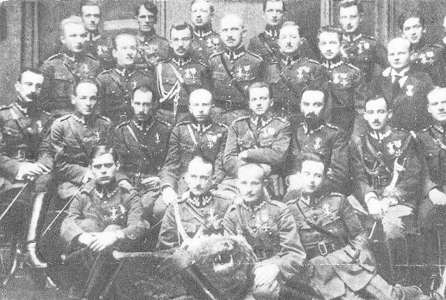 Kawalerowie Virtuti Militari ze służby w Polskiej Organizacji Wojskowej, 1921 r. Pocztówka wydana nakładem Komitetu Budowy Pomnika Poległych.