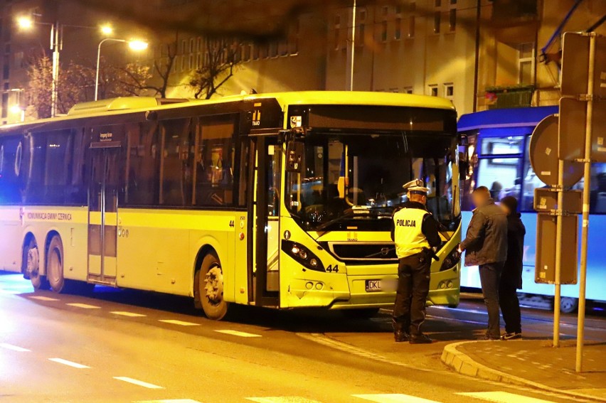 Wypadek autobusu podmiejskiego i auta osobowego w pobliżu...