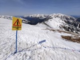W Tatrach śnieg ginie w oczach. Nadal obowiązuje jednak zagrożenie lawinowe. O czym pamiętać wybierając się w góry w czasie majówki? 