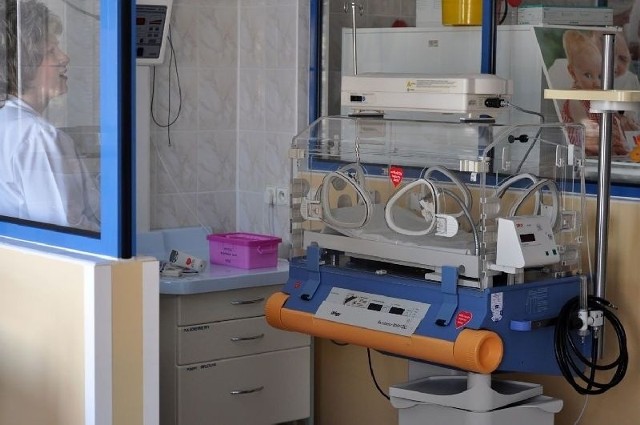 Na zdjęciu inkubator, który trafił na Oddział Noworodków, Wcześniaków i Patologii Noworodka tarnobrzeskiego Szpitala Wojewódzkiego dwanaście lat temu.