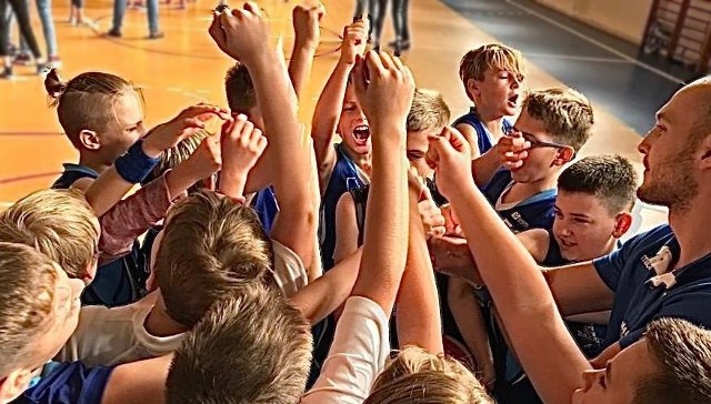 Adepci koszykówki na zajęciach w SP 51 w Poznaniu będą rozwijać swój talent pod okiem najlepszych fachowców