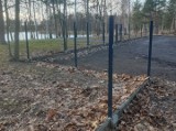 Ktoś ukradł ogrodzenie z terenu kąpieliska w Nowogrodzie Bobrzańskim. - Czy to jeszcze ludzie? - pisze burmistrz