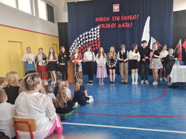 Uczniowie i nauczyciele ZSP w Dobryszycach uczcili Święto Narodowe Trzeciego Maja