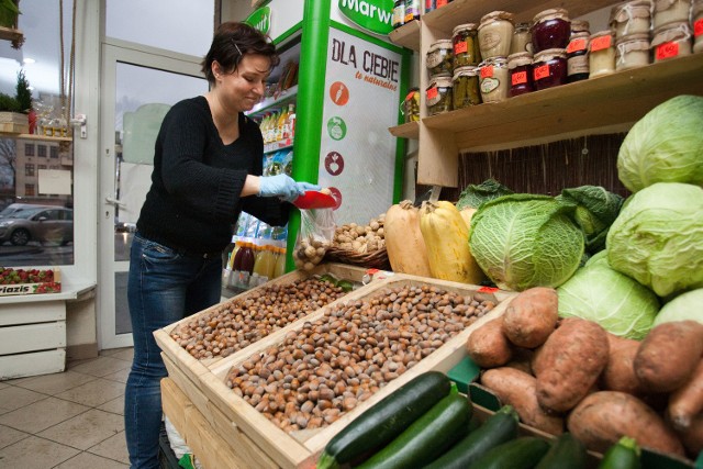 Święta tuż tuż. Jaka oferta w słupskich sklepach?Przed świętami bakalie w sklepie owocowo-warzywniczym na Starym Rynku w Słupsku mają spore wzięcie.