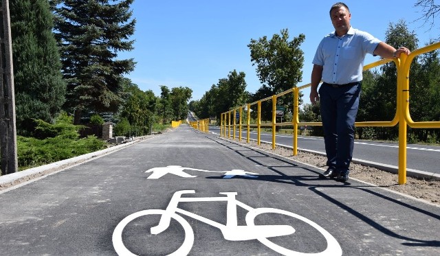 Wójt Moskorzewa Andrzej Walasek przy nowo wybudowanym ciągu pieszo-rowerowym na granicy województwa świętokrzyskiego przed Goleniowami (powiat zawierciański).