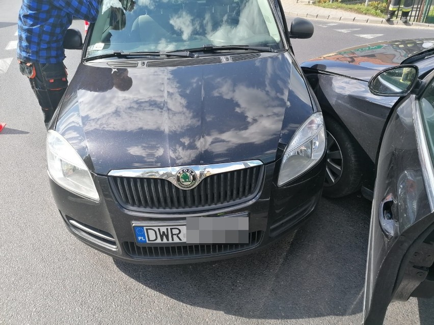 Wypadek dwóch samochodów na drodze Wrocław - Świdnica (ZDJĘCIA)