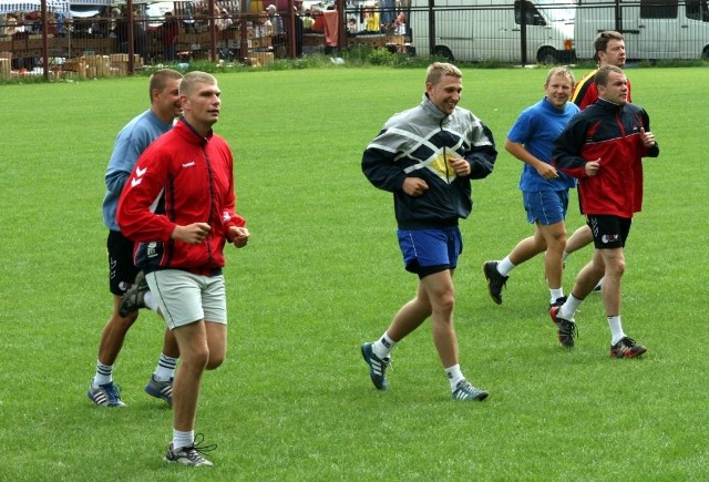 Bramkarz mieleckiej Stali Filip Jarosz (drugi z lewej) będzie grał w zespole AZS Politechnika Radom.