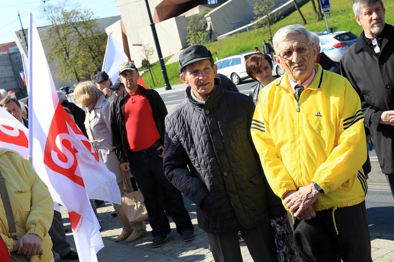 Kilkadziesiąt osób, głównie działaczy SLD w Toruniu, z...