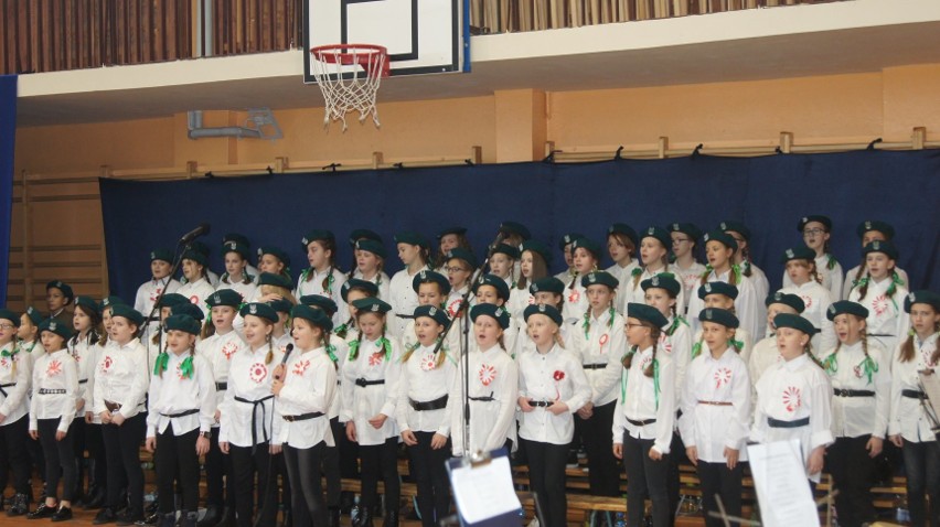 Hymn narodowy śpiewają uczniowie Publicznej Szkoły...